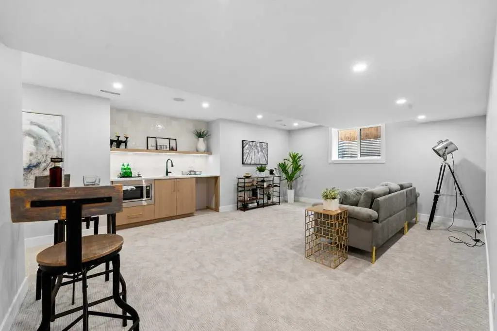 711 Mckenzie Lake Bay SE