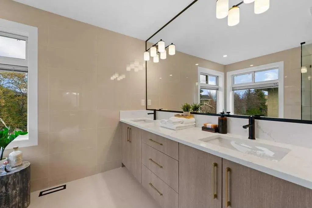 711 Mckenzie Lake Bay SE