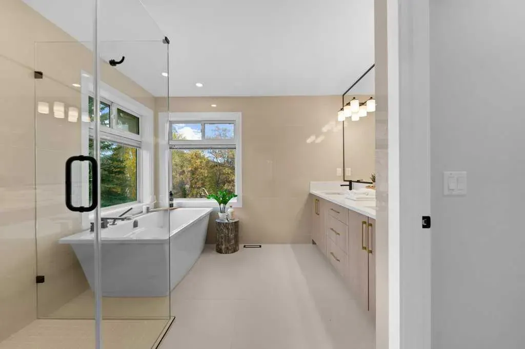 711 Mckenzie Lake Bay SE