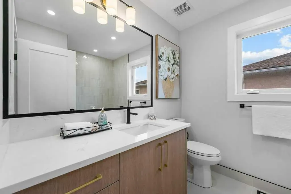 711 Mckenzie Lake Bay SE