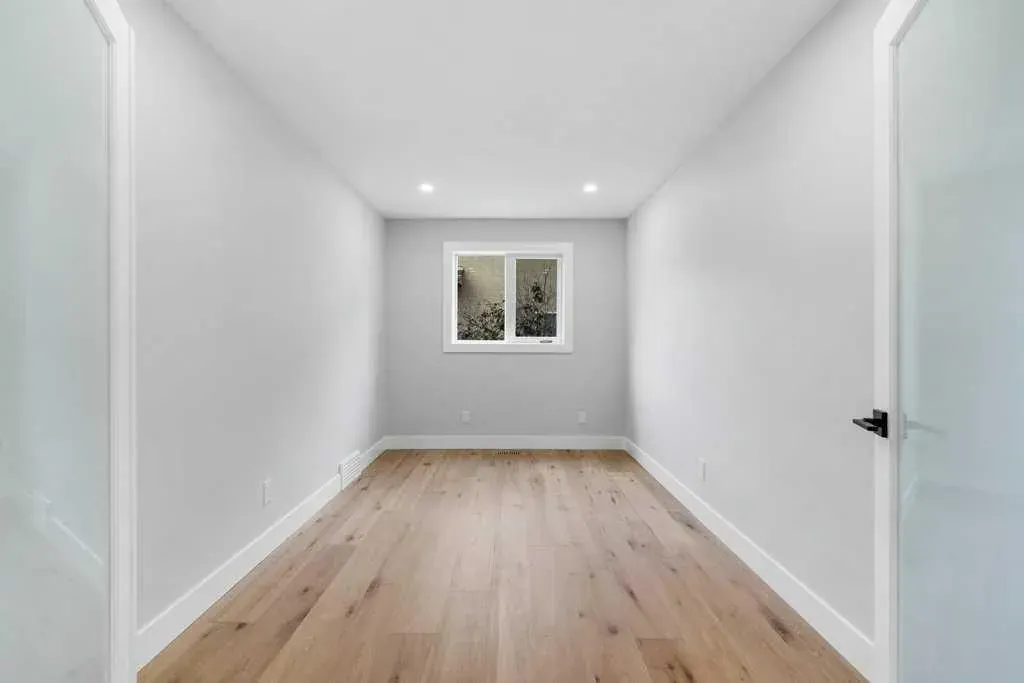 711 Mckenzie Lake Bay SE