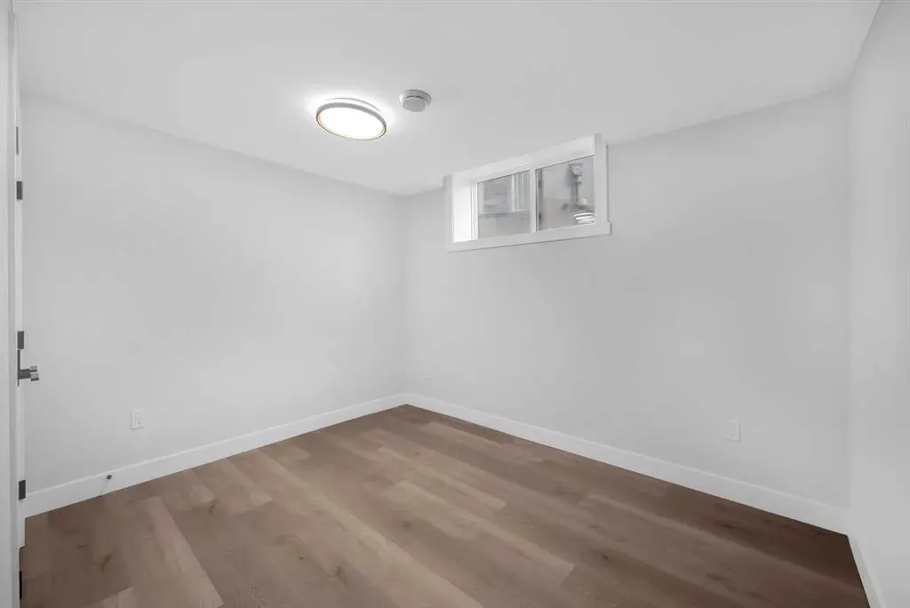 327 Kinniburgh Place