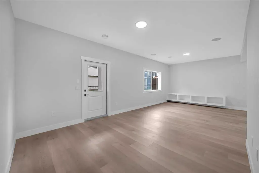 327 Kinniburgh Place