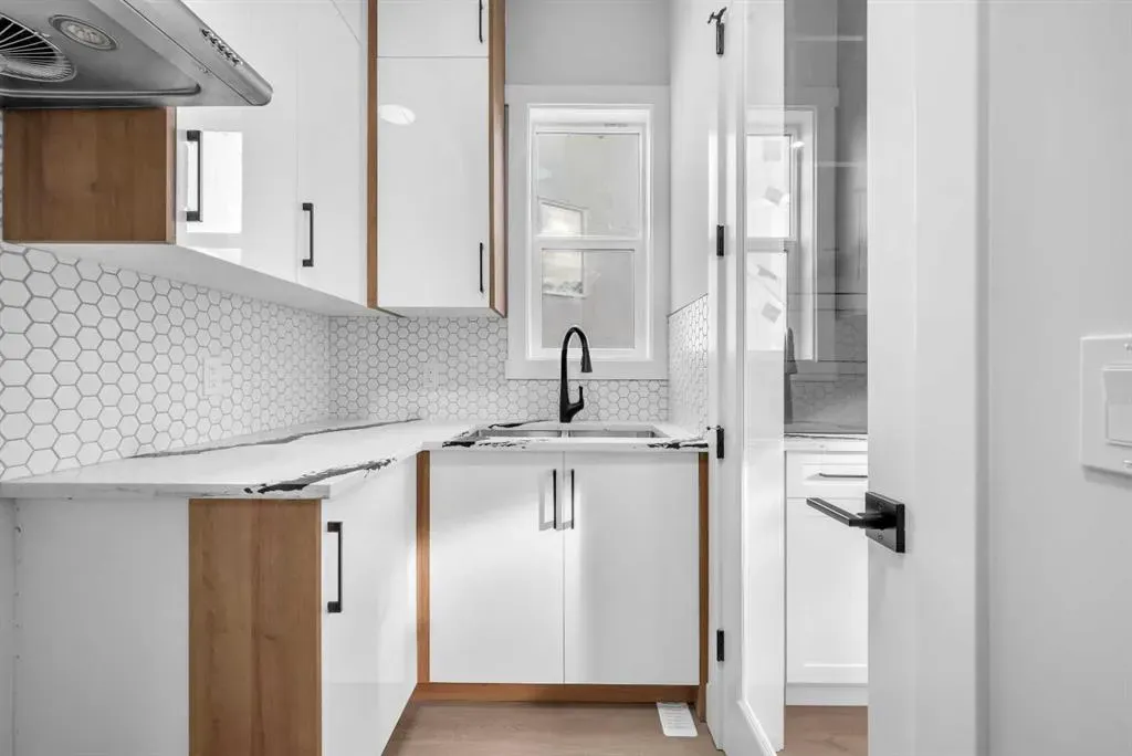 327 Kinniburgh Place