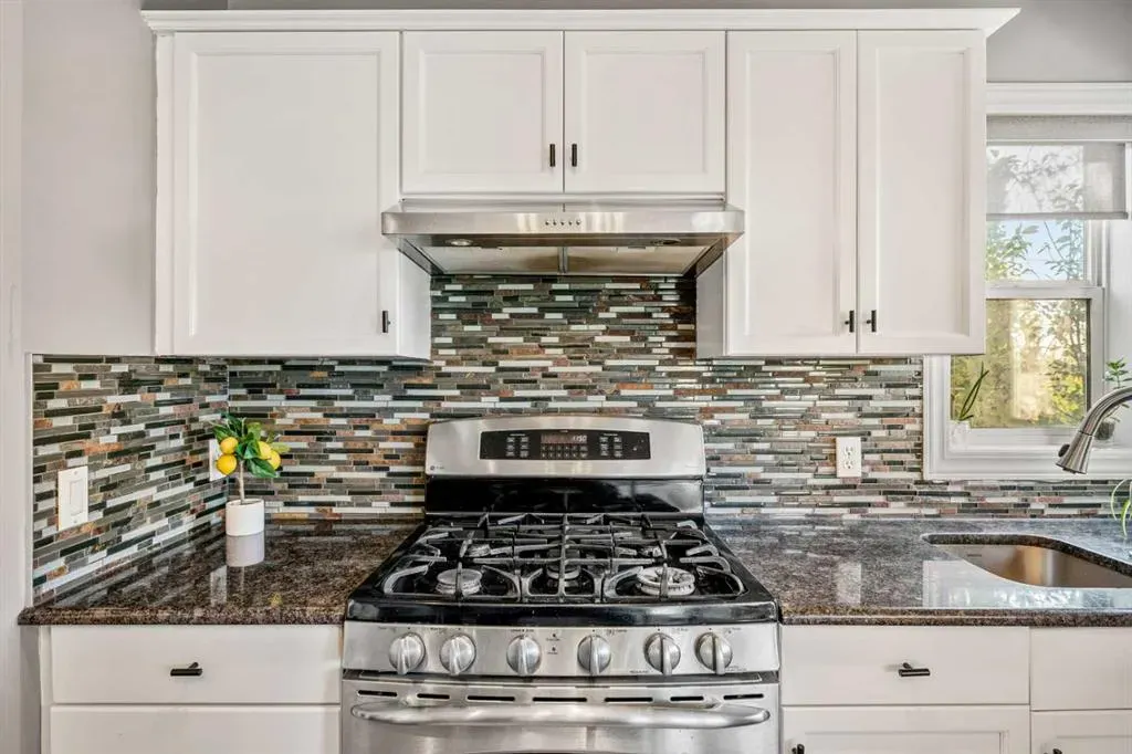 216 Stonegate Place NW