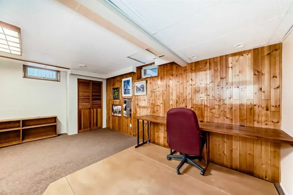 255 Parkwood Close SE