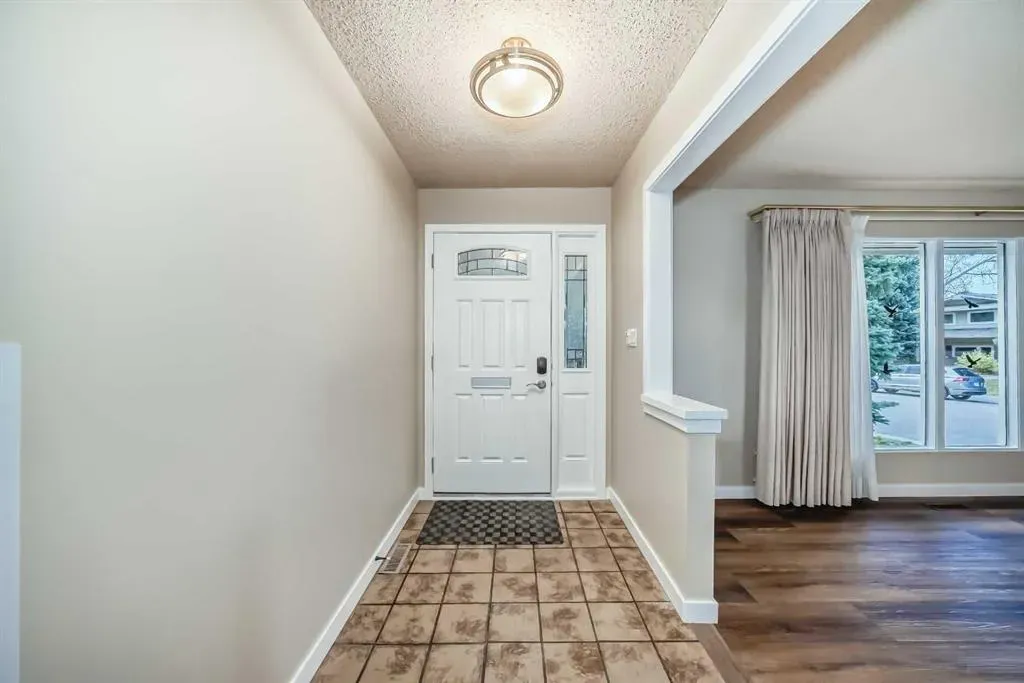 255 Parkwood Close SE