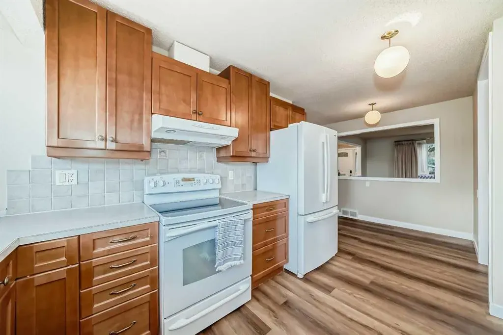 255 Parkwood Close SE