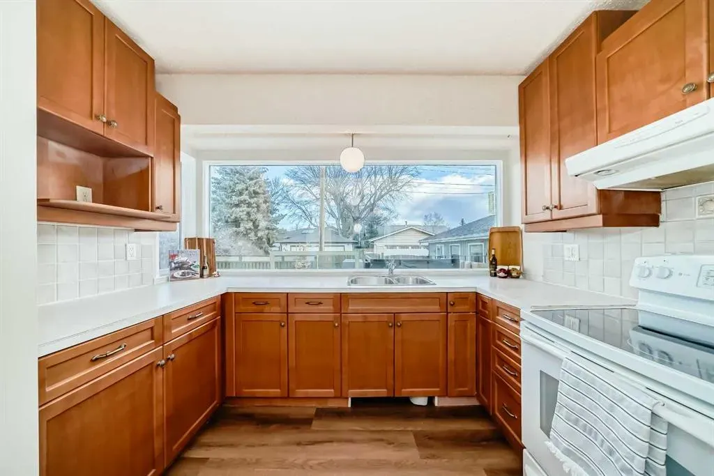 255 Parkwood Close SE