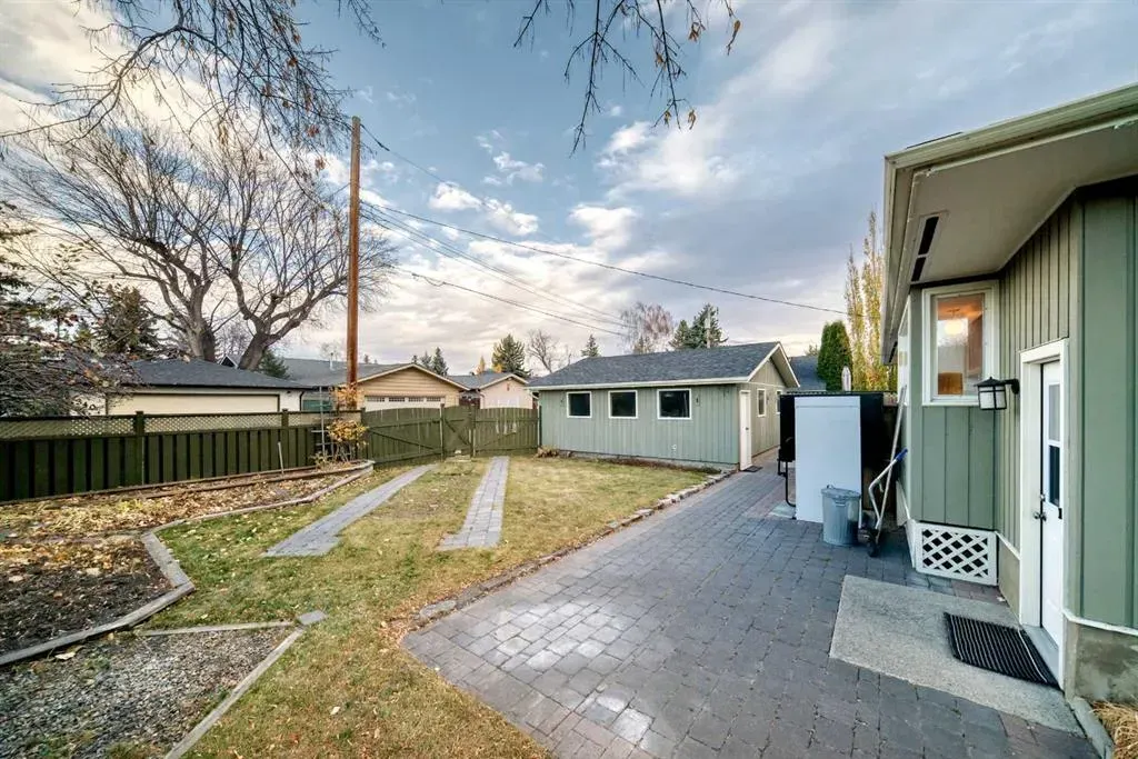 255 Parkwood Close SE