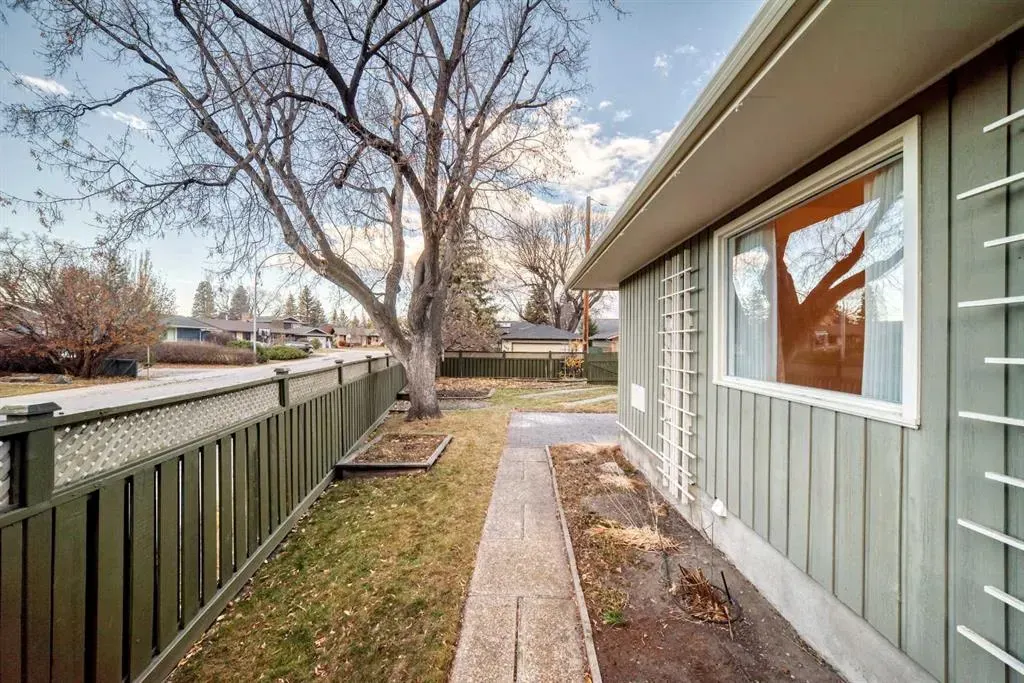 255 Parkwood Close SE