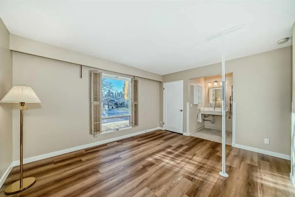 255 Parkwood Close SE