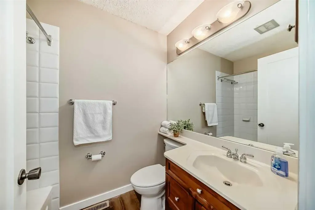 255 Parkwood Close SE