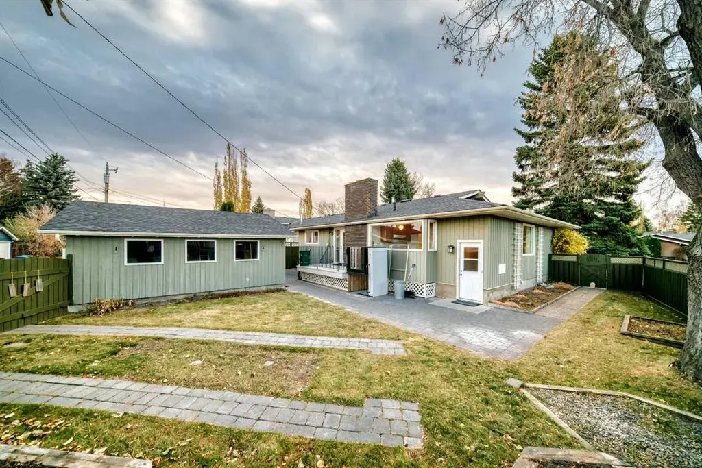 255 Parkwood Close SE