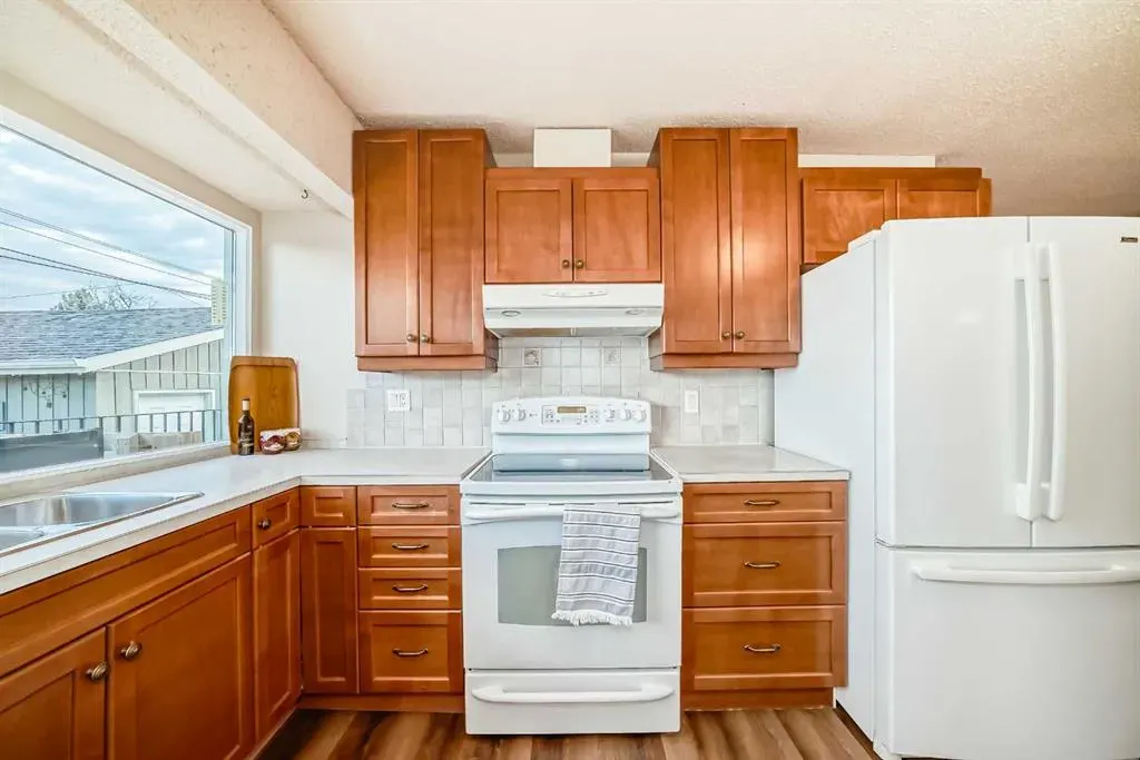 255 Parkwood Close SE