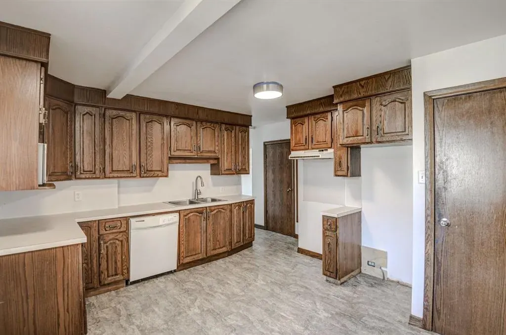 6011 Centre Street NW