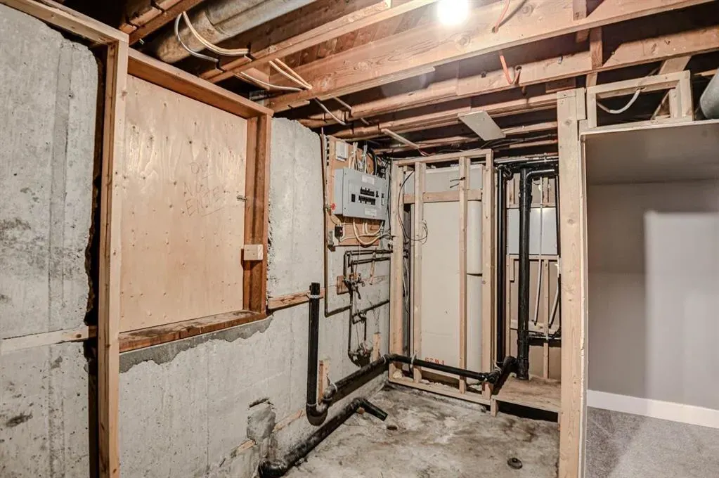 6011 Centre Street NW