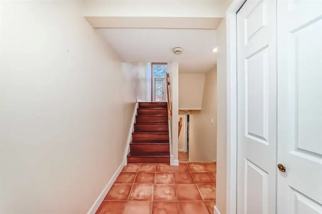 357 Point Mckay Gardens NW