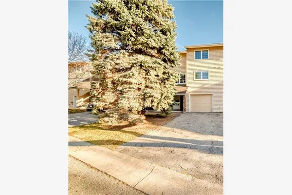 357 Point Mckay Gardens NW