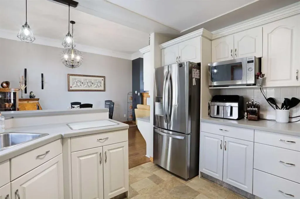 731 Parkland Drive E