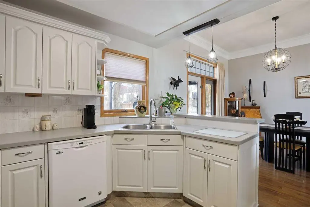 731 Parkland Drive E