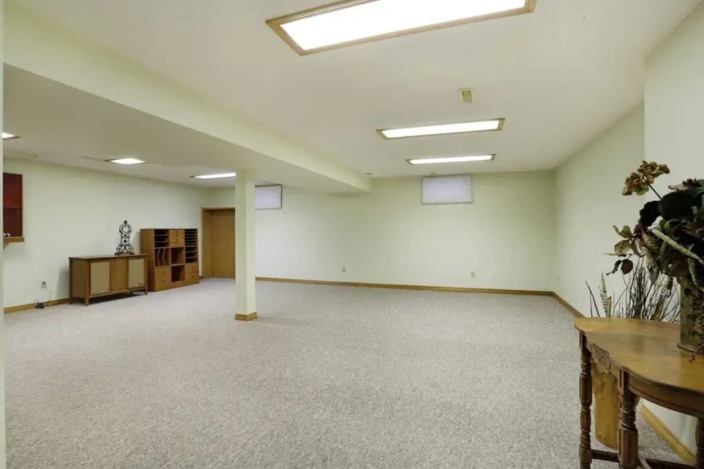 731 Parkland Drive E