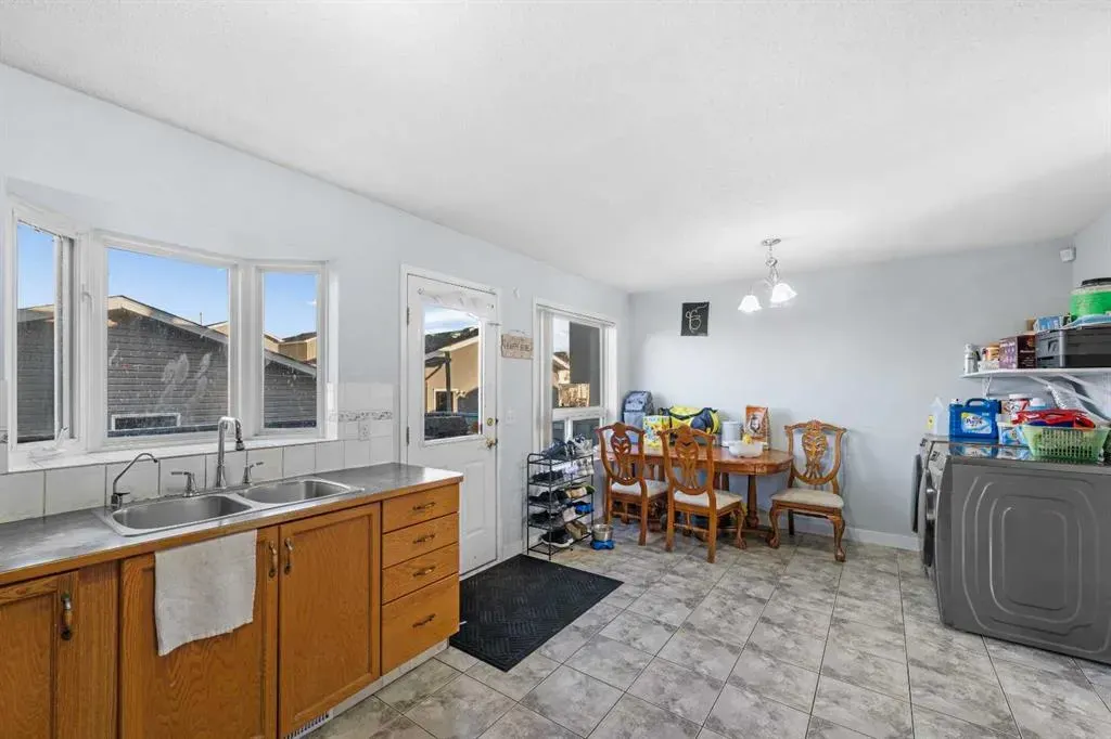 8 Martin Crossing Crescent NE