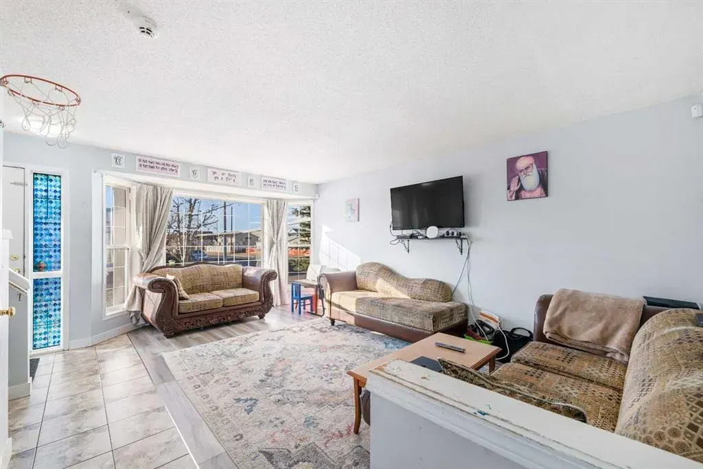 8 Martin Crossing Crescent NE