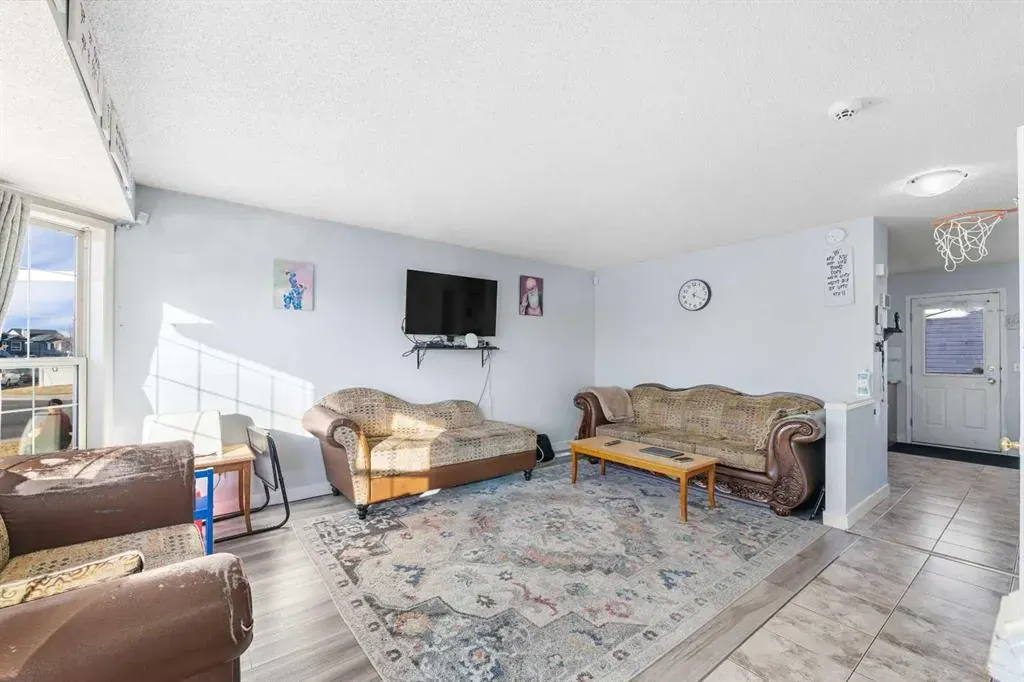 8 Martin Crossing Crescent NE