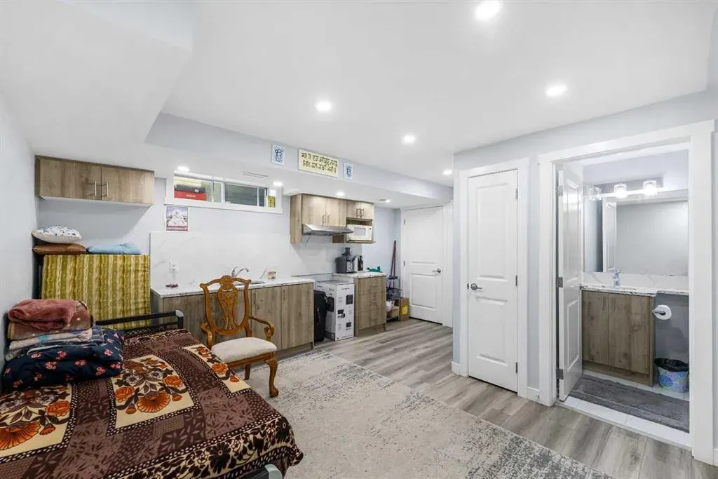 8 Martin Crossing Crescent NE