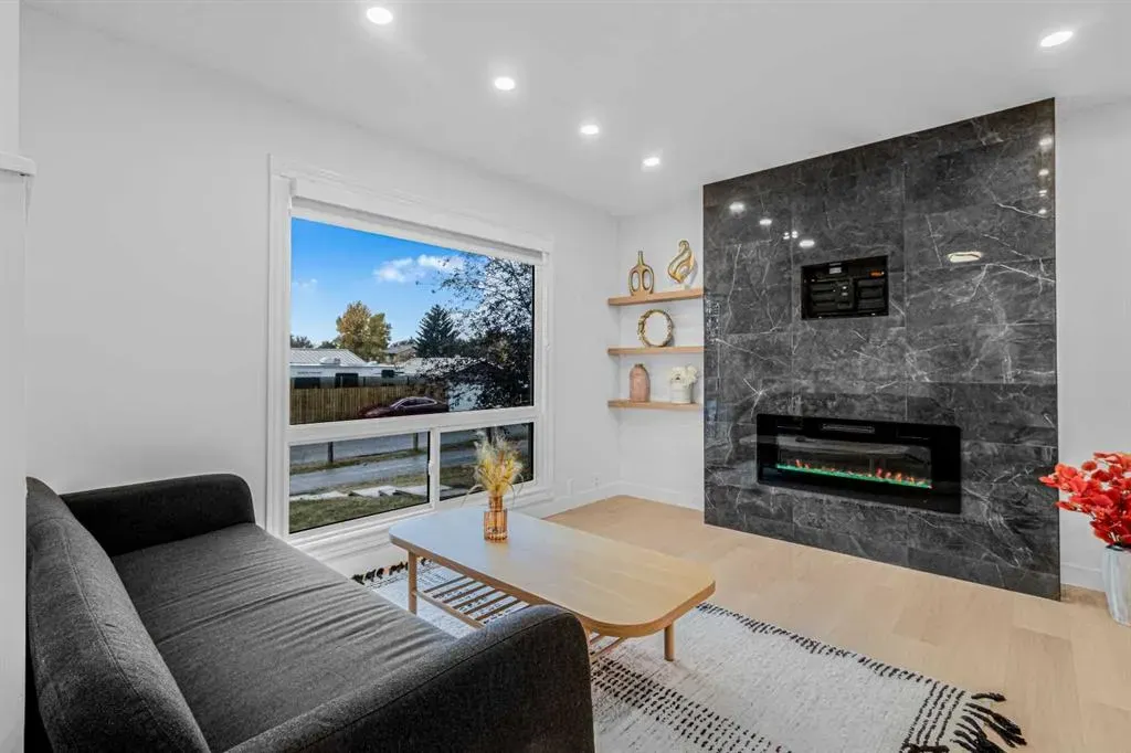 112 Erin Grove Close SE, #2