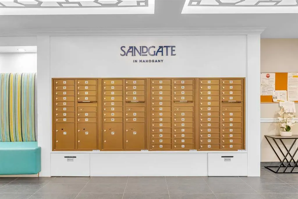 20 Mahogany Mews SE, #104