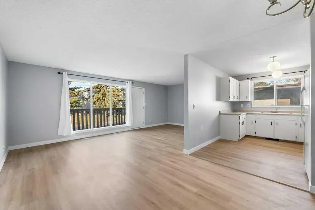 53,55 Dovercliffe Way SE