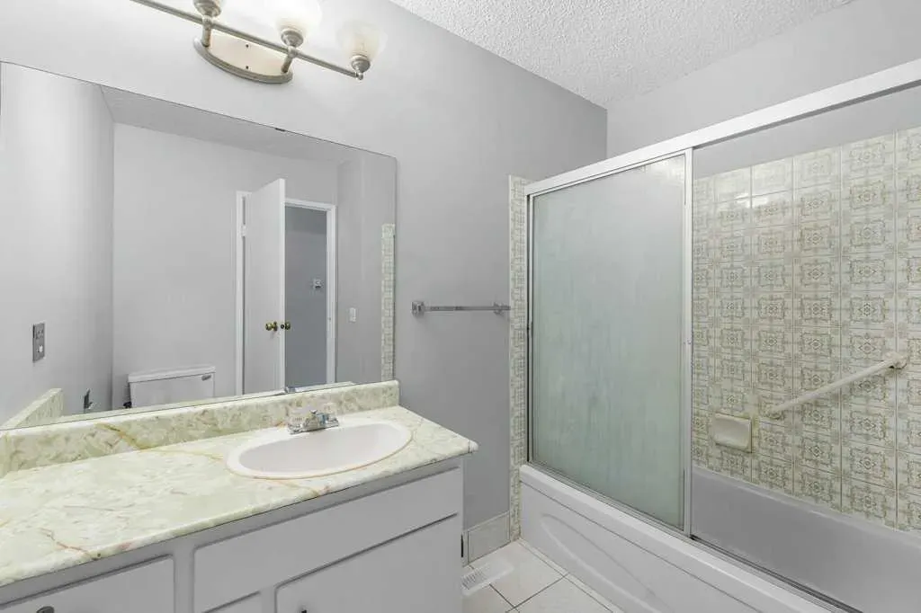 53,55 Dovercliffe Way SE