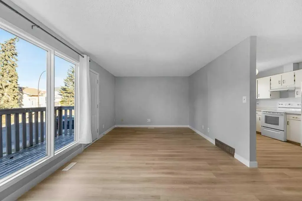 53,55 Dovercliffe Way SE