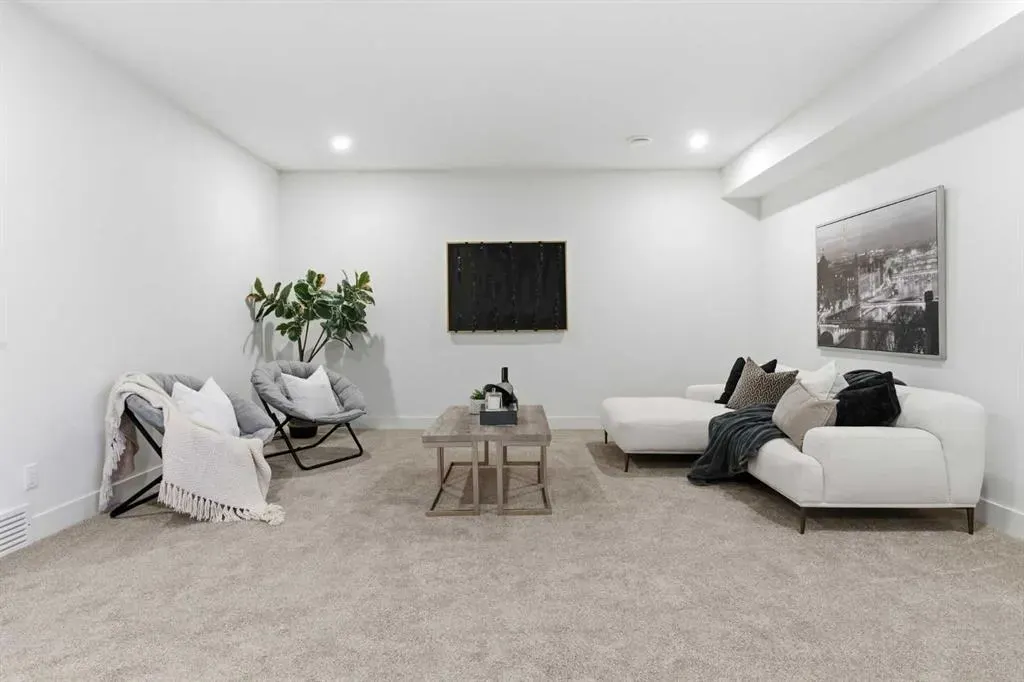 11 Rowmont Gardens NW