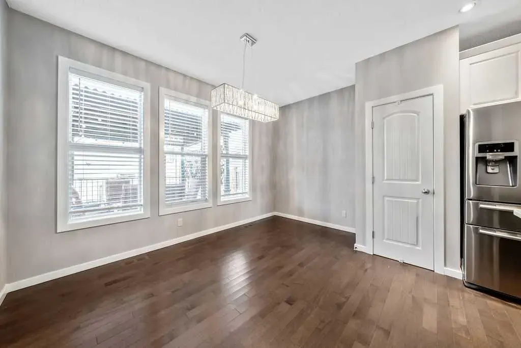 37 Marquis Common SE