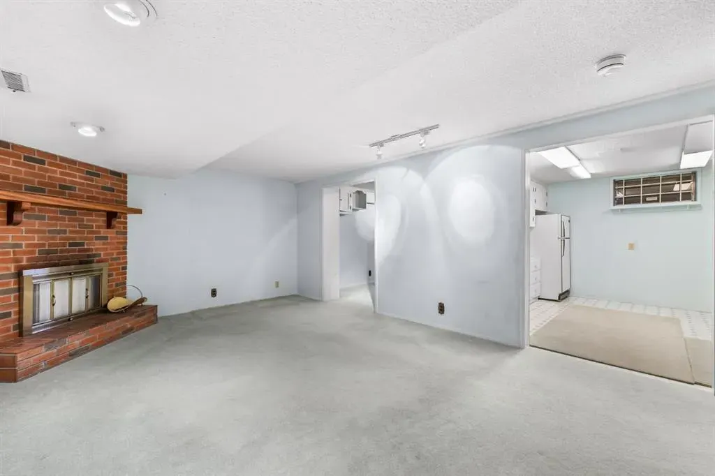 3375 Breton Close NW