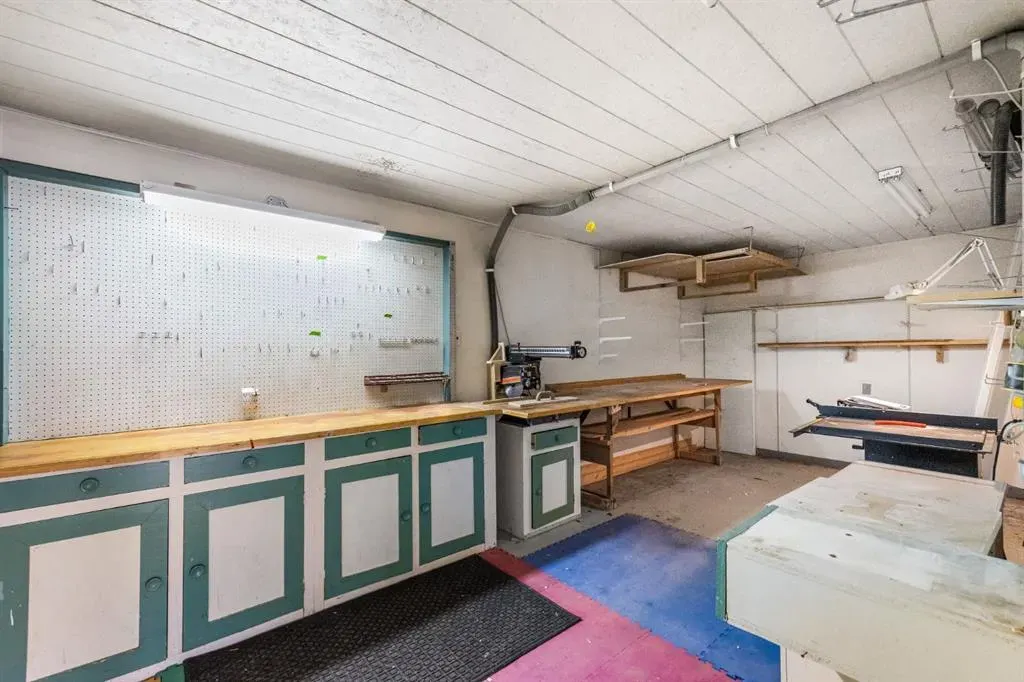 3375 Breton Close NW