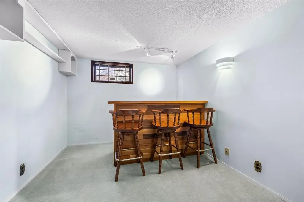 3375 Breton Close NW