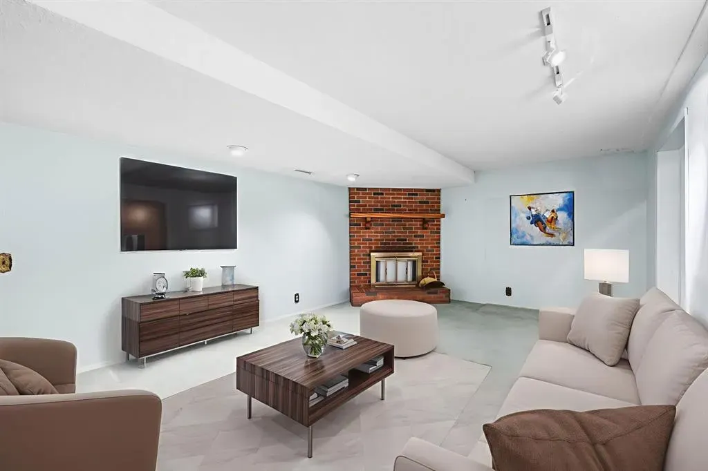 3375 Breton Close NW