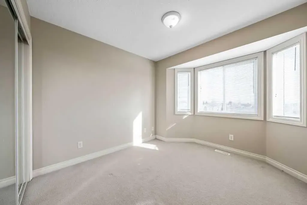 313 Strathcona Circle