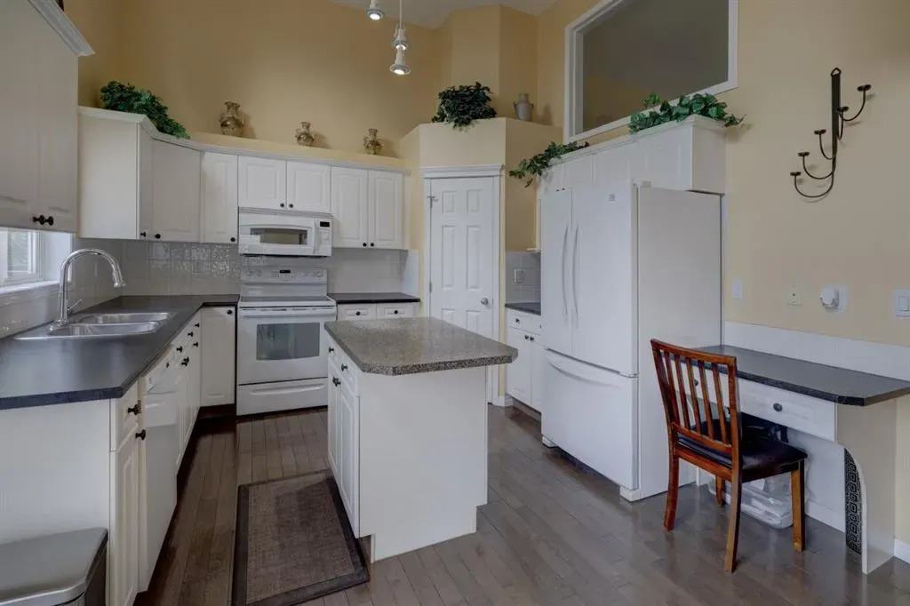 82 Country Hills Cove NW