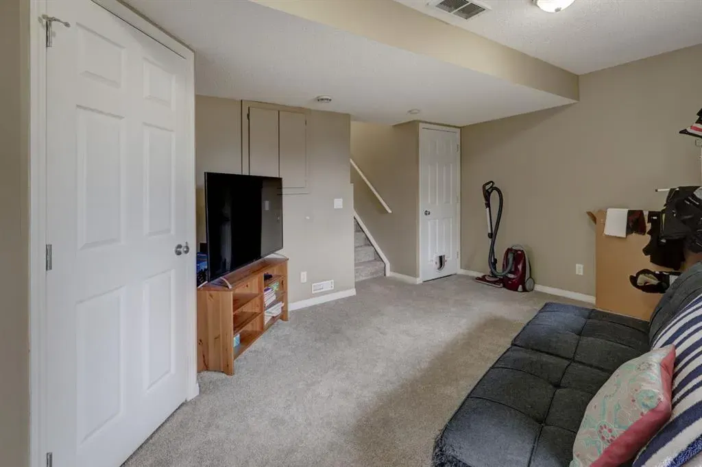 82 Country Hills Cove NW