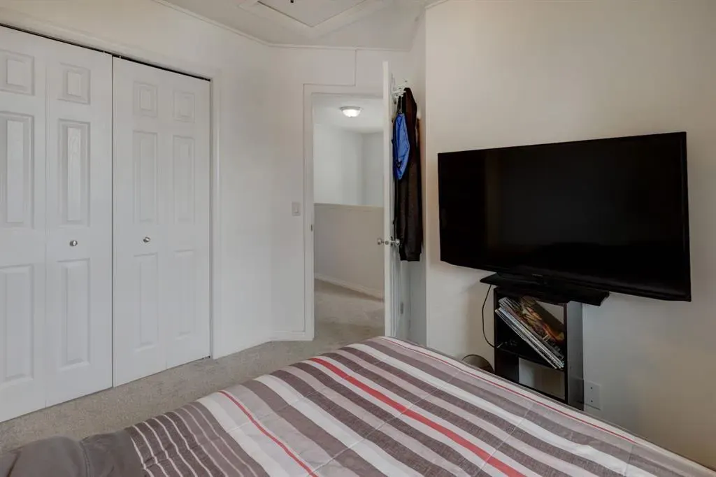 82 Country Hills Cove NW