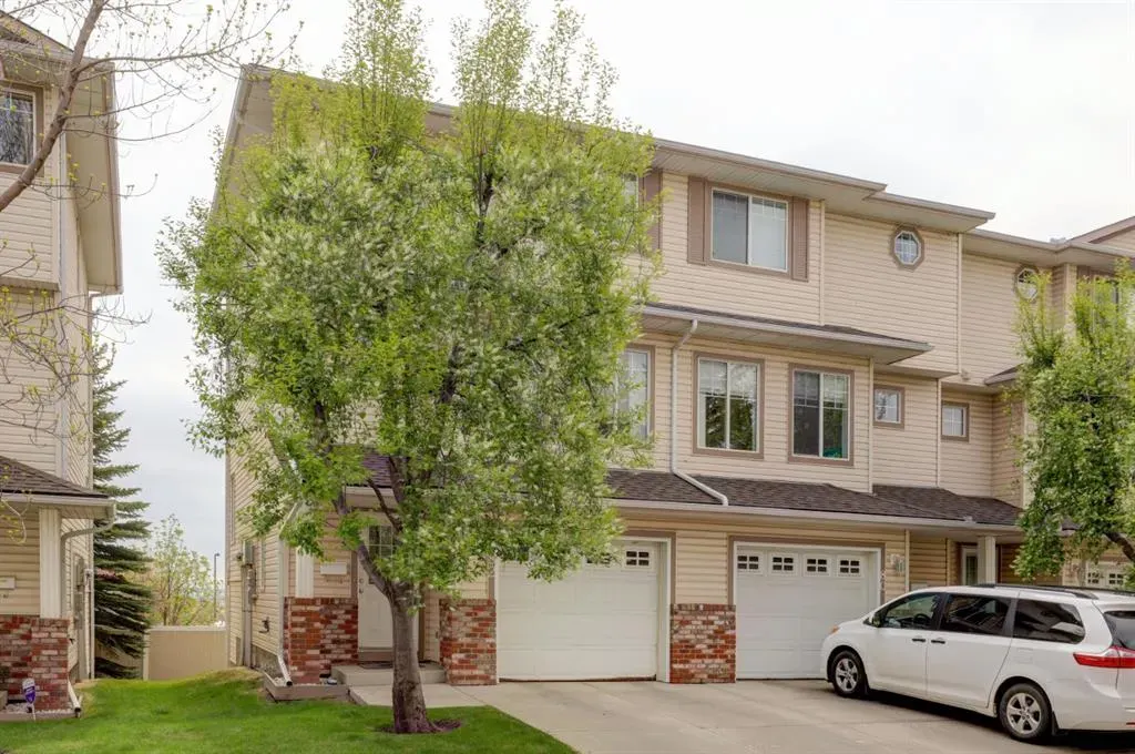 82 Country Hills Cove NW