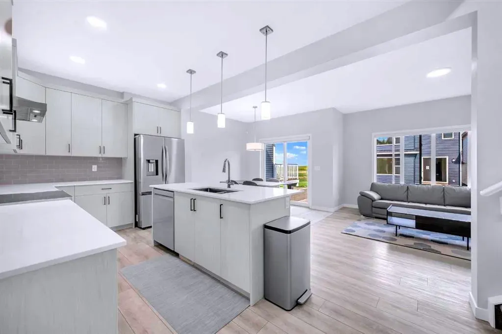 154 Silver Spruce Grove SW