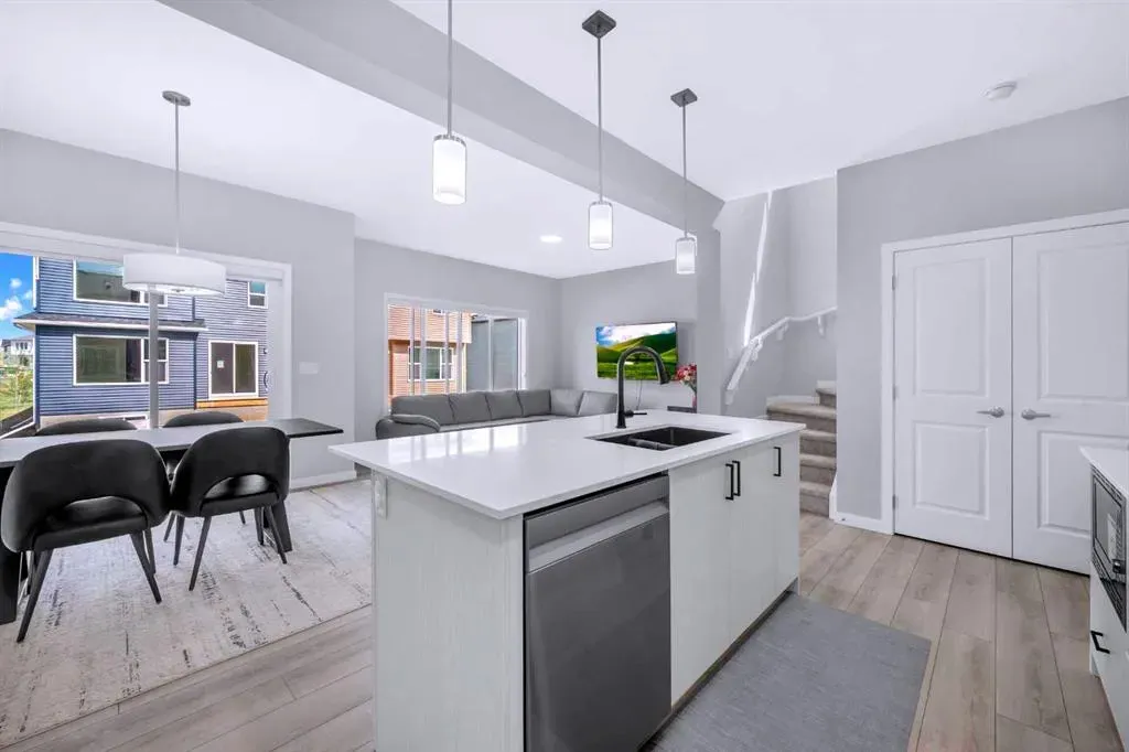 154 Silver Spruce Grove SW