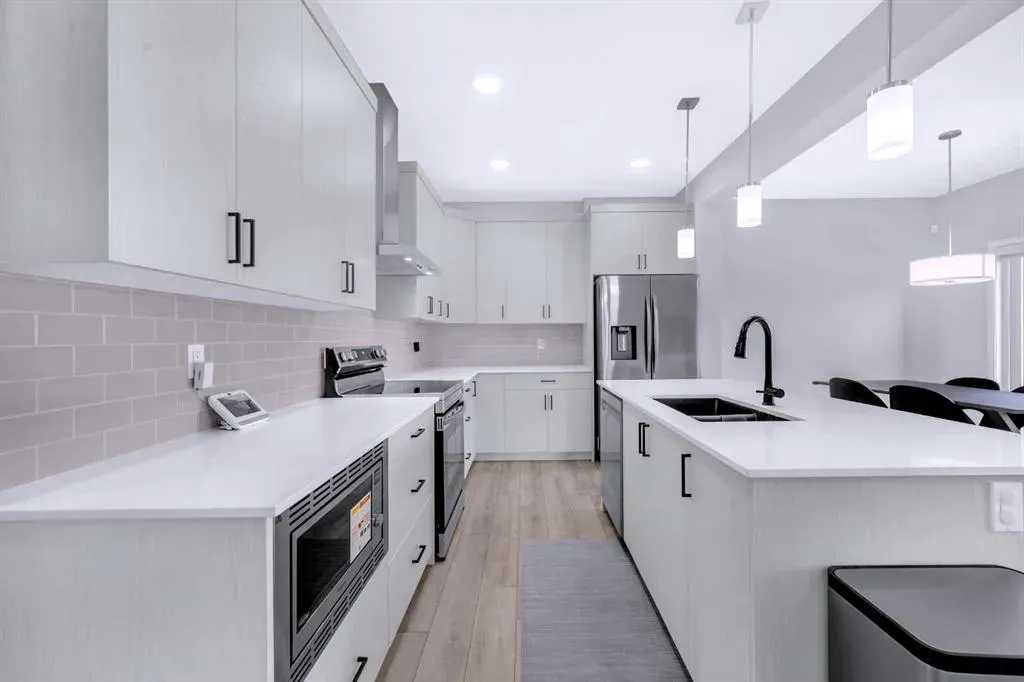 154 Silver Spruce Grove SW