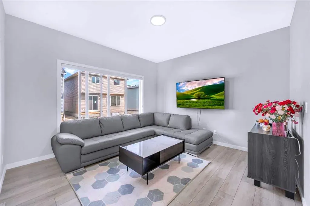 154 Silver Spruce Grove SW